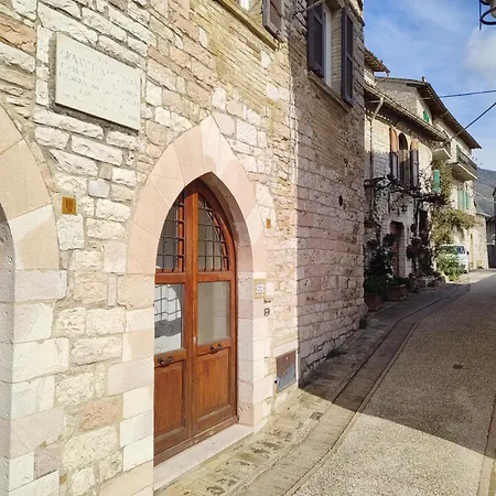 La Suite Di San Rufino By Myassisisuite - Vicino A San Carlo Acutis - Dormi In Una Casa Del '400 - 75 Mq, Piano Terra, No Barriere Architettoniche - 2 Veri Letti Matrimoniali, Zero Divani Letto - Live Check-In, No Key Box, 2 Real Beds - Mowimy Po Pol