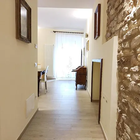 La Suite Di San Rufino By Myassisisuite - Vicino A San Carlo Acutis - Dormi In Una Casa Del '400 - 75 Mq, Piano Terra, No Barriere Architettoniche - 2 Veri Letti Matrimoniali, Zero Divani Letto - Live Check-In, No Key Box, 2 Real Beds - Mowimy Po Pol *