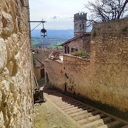La Suite Di San Rufino By Myassisisuite - Vicino A San Carlo Acutis - Dormi In Una Casa Del '400 - 75 Mq, Piano Terra, No Barriere Architettoniche - 2 Veri Letti Matrimoniali, Zero Divani Letto - Live Check-In, No Key Box, 2 Real Beds - Mowimy Po Pol