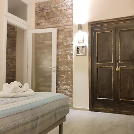 Διαμέρισμα La Suite Di San Rufino By Myassisisuite - Vicino A San Carlo Acutis - Dormi In Una Casa Del '400 - 75 Mq, Piano Terra, No Barriere Architettoniche - 2 Veri Letti Matrimoniali, Zero Divani Letto - Live Check-In, No Key Box, 2 Real Beds - Mowimy Po Pol Ασίζη