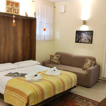 La Suite Di San Rufino By Myassisisuite - Vicino A San Carlo Acutis - Dormi In Una Casa Del '400 - 75 Mq, Piano Terra, No Barriere Architettoniche - 2 Veri Letti Matrimoniali, Zero Divani Letto - Live Check-In, No Key Box, 2 Real Beds - Mowimy Po Pol