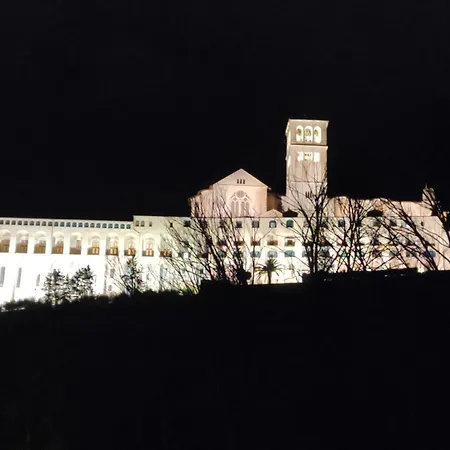 La Suite Di San Rufino By Myassisisuite - Vicino A San Carlo Acutis - Dormi In Una Casa Del '400 - 75 Mq, Piano Terra, No Barriere Architettoniche - 2 Veri Letti Matrimoniali, Zero Divani Letto - Live Check-In, No Key Box, 2 Real Beds - Mowimy Po Pol Διαμέρισμα Ασίζη