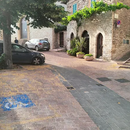 La Suite Di San Rufino By Myassisisuite - Vicino A San Carlo Acutis - Dormi In Una Casa Del '400 - 75 Mq, Piano Terra, No Barriere Architettoniche - 2 Veri Letti Matrimoniali, Zero Divani Letto - Live Check-In, No Key Box, 2 Real Beds - Mowimy Po Pol Διαμέρισμα *
