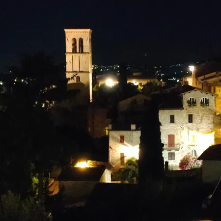 La Suite Di San Rufino By Myassisisuite - Vicino A San Carlo Acutis - Dormi In Una Casa Del '400 - 75 Mq, Piano Terra, No Barriere Architettoniche - 2 Veri Letti Matrimoniali, Zero Divani Letto - Live Check-In, No Key Box, 2 Real Beds - Mowimy Po Pol Διαμέρισμα